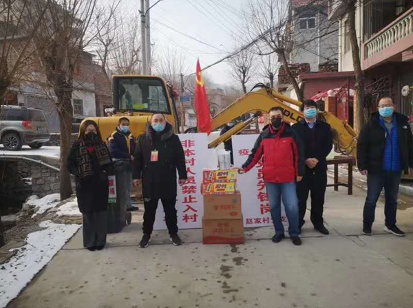 當(dāng)前，新型冠狀病毒的肺炎疫情防控形勢(shì)嚴(yán)峻，小區(qū)是城市治理的基本單元，物業(yè)更是疫情防控的第一戰(zhàn)線。疫情就是命令，防控就是責(zé)任，為打贏這次防疫戰(zhàn)，三箭物業(yè)公司于1月23日便成立了應(yīng)對(duì)新型冠狀病毒疫情聯(lián)防聯(lián)控領(lǐng)導(dǎo)小組，明確分工，各司其職，把做好疫情防控工作作為當(dāng)前的首要任務(wù)，迅速安排各物管部積極采取防控措施，竭力守護(hù)業(yè)主、員工的健康安全，維護(hù)園區(qū)的和諧穩(wěn)定。