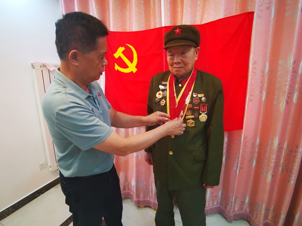 1627284645102665.jpg 02-為離休老黨員侯炳良頒發(fā)紀念章.jpg