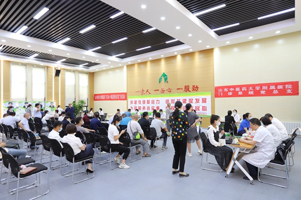 黨建引領(lǐng)聚合力，結(jié)對共建促發(fā)展  為民服務(wù)辦實(shí)事，惠民義診暖民心——山東中醫(yī)藥大學(xué)附屬醫(yī)院門診管理服務(wù)黨支部和管理公司機(jī)關(guān)黨支部舉行黨建共建協(xié)議簽約儀式