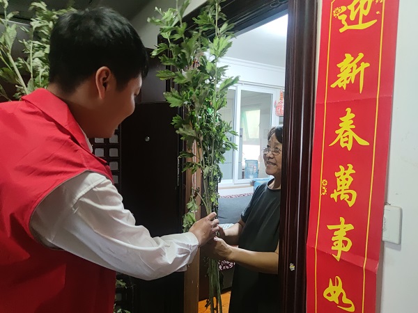 艾葉飄香 濃情端午，三箭物業(yè)開展送艾草活動